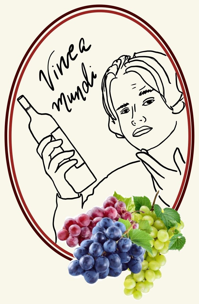 Logo der Vinea Mundi: eine Strichzeichnung, die eine skeptisch blickende Frau
                    mit einer Weinflasche in der Hand zeigt, gerahmt von einem weinroten Oval mit
                    dem handgeschriebenen Schriftzug Vinea Mundi. Am unteren Rand sind fotografierte
                    Weintrauben in Rot, Blau und Grün eingefügt.